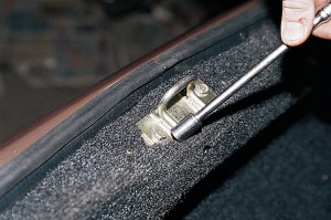 Снятие и замена замка крышки багажника Ваз-2110