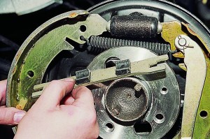 Снятие и замена тормозных колодок задних колес Ваз-2107