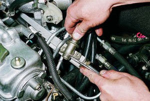 Снятие и замена регулятора давления топлива двигателя ВАЗ-2111