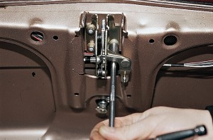 Снятие и замена замка крышки багажника Ваз-2110