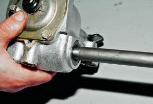 Снятие, замена и установка редуктора рулевого механизма Ваз-2107