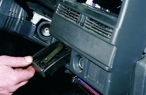 Снятие комбинации приборов на автомобиле с панелью приборов Ваз-21083