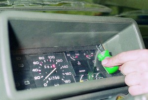 Снятие комбинации приборов на автомобиле с панелью приборов Ваз-2108