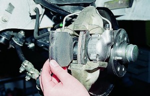 Снятие и замена тормозных колодок передних колес Ваз-2107