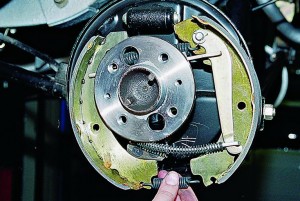Снятие и замена тормозных колодок задних колес Ваз-2107