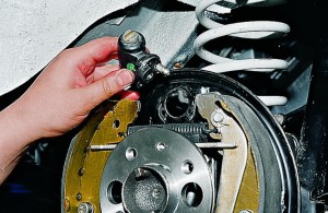 Снятие и замена тормозного цилиндра заднего колеса Ваз-2107