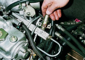Снятие и замена регулятора давления топлива двигателя ВАЗ-2111