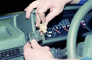 Снятие комбинации приборов на автомобиле с панелью приборов Ваз-21083