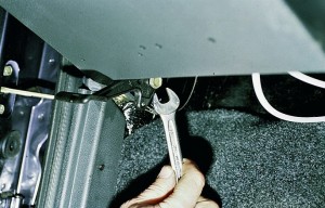 Снятие и замена замка капота, рукоятки, троса привода замка, фиксатора и страховочного крючка Ваз-2109