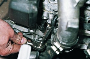 Снятие и замена датчика фаз двигателя ВАЗ-2112