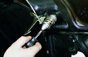 Снятие и замена замка капота, рукоятки, троса привода замка, фиксатора и страховочного крючка Ваз-2109