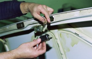 Снятие и замена крышки багажника ВАЗ-21099