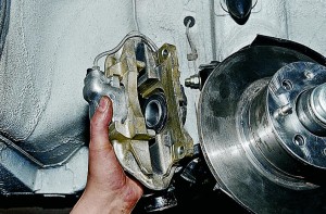 Снятие и замена суппорта тормоза переднего колеса Ваз-2107