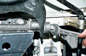 Снятие и замена резинометаллических шарниров нижних рычагов Ваз-2107